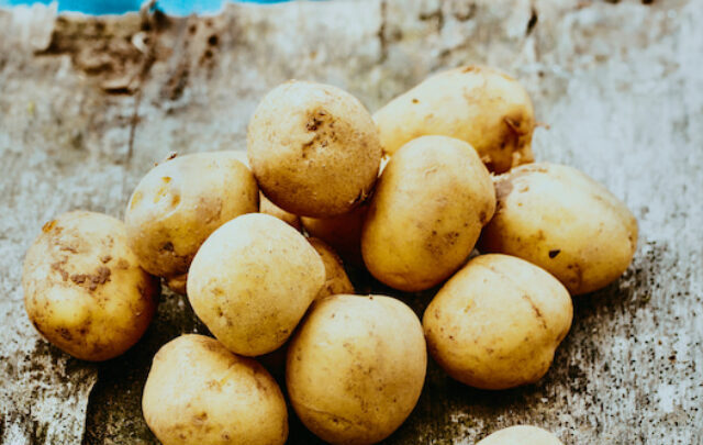 cropped-potato-on-wood-ee220512.jpg