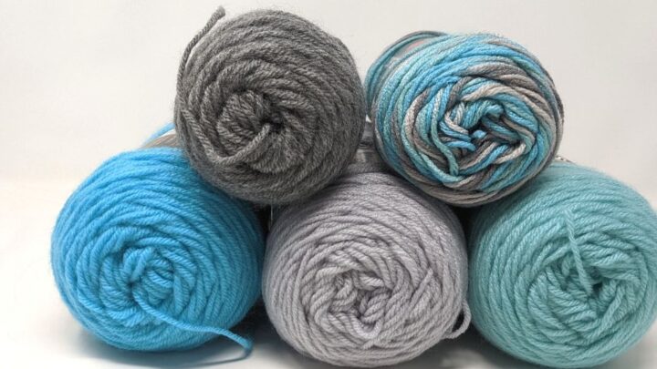 icelandic yarn with four complimentary colors