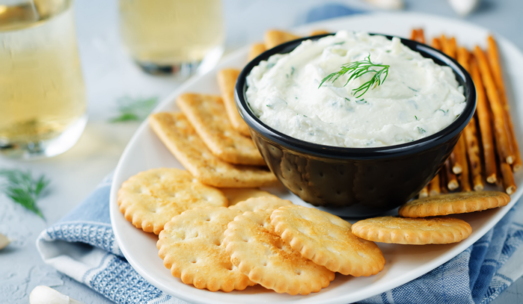 Feta cream cheese dill garlic dip with crackers ee220331
