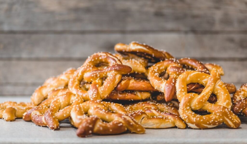 bunch of freshly made pretzels - ee220320