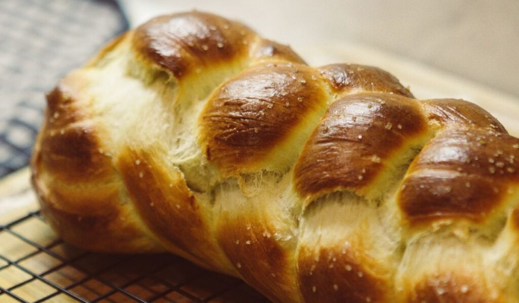 freshly baked challah bread - ee220320