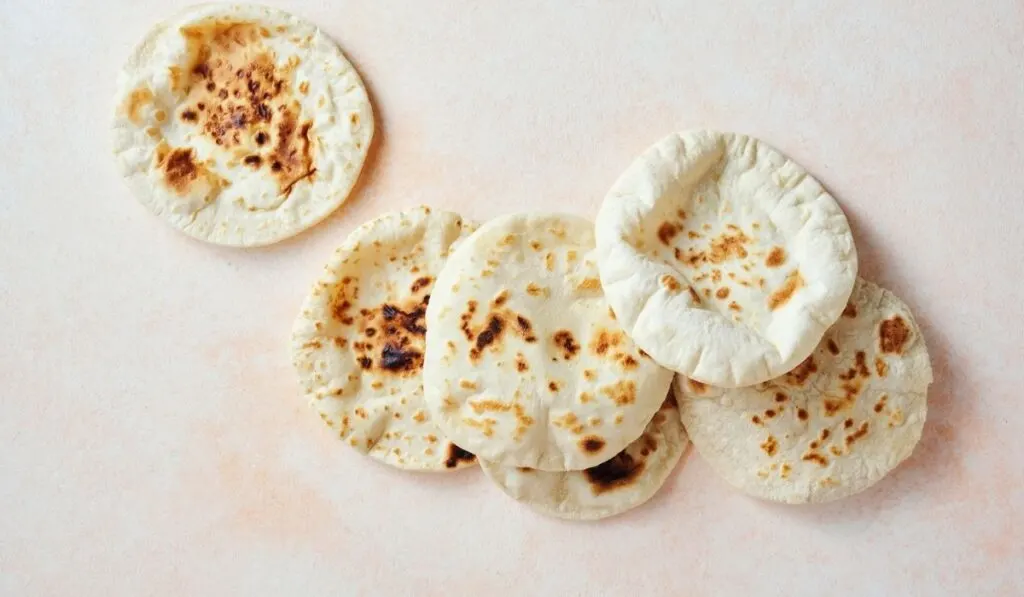 pita bread on the table - ee220320