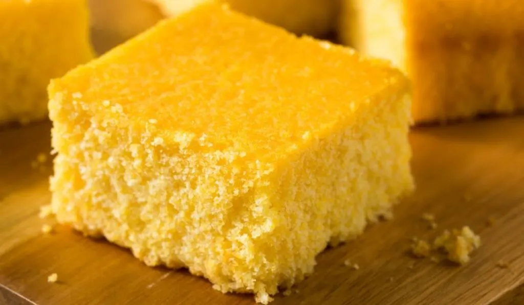 sliced homemade cornbread - ee220320