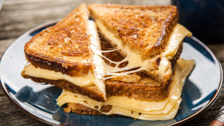 Grilled-cheese-sandwich-on-a-blue-plate-