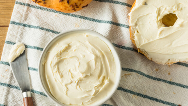 Homemade-Low-Fat-Cream-Cheese-Spread-in-a-Bowl
