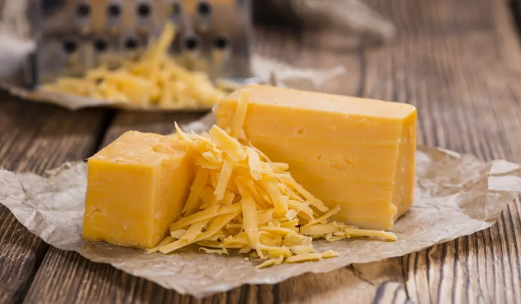 shredded cheddar cheese 