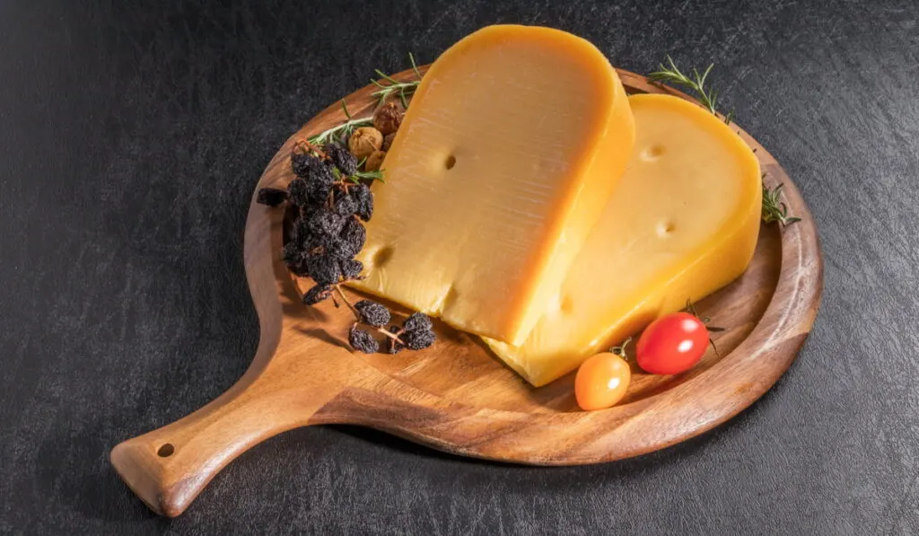 sliced gouda cheese with dried raisins and cherry tomatoes