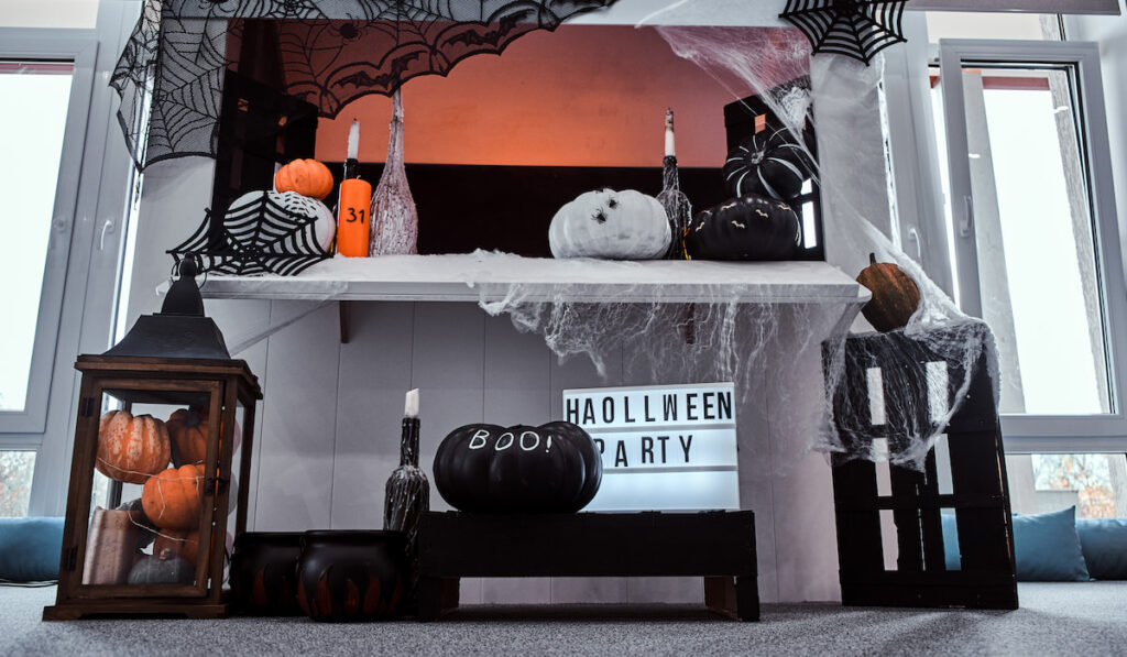 Living room Halloween decorations for kid's party -