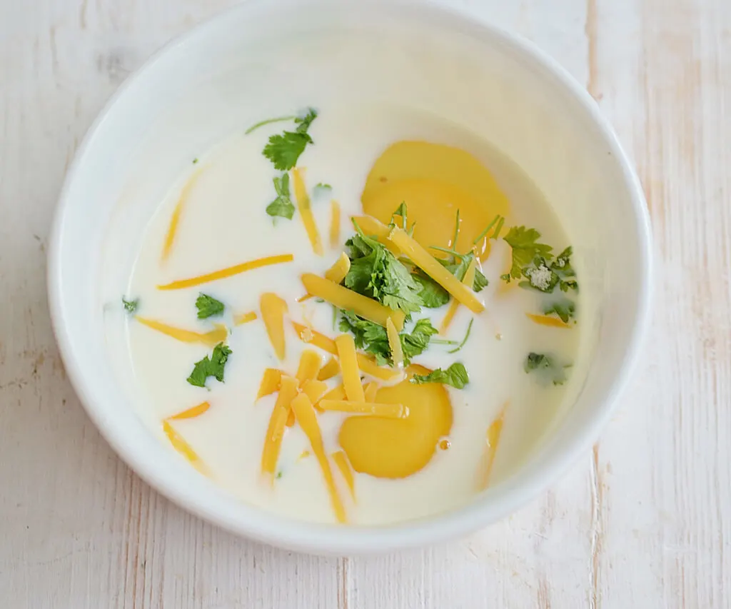 Mix eggs, cream, half grated cheese, salt, pepper and parsley in a white bowl