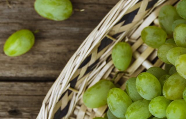 cropped-Close-up-view-of-ripe-green-grapes.-Background-of-ripe-grapes-ee220716.png