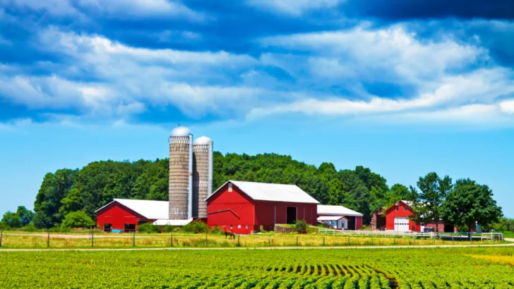 photo of a beautiful farm house taken on a sunny day